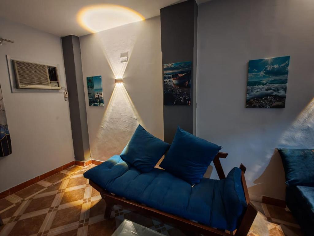 ein Wohnzimmer mit einem blauen Sofa in einem Zimmer in der Unterkunft قرية النورس in Ismailia