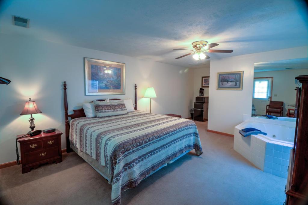 Postel nebo postele na pokoji v ubytování Bear Camp By The Night