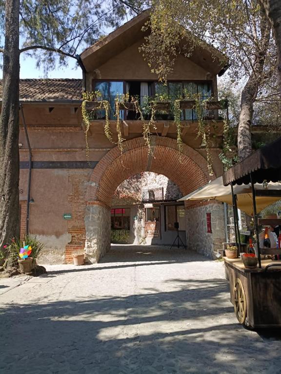 a building with an archway in front of it at Loft 49 Valquirico in Santeagueda