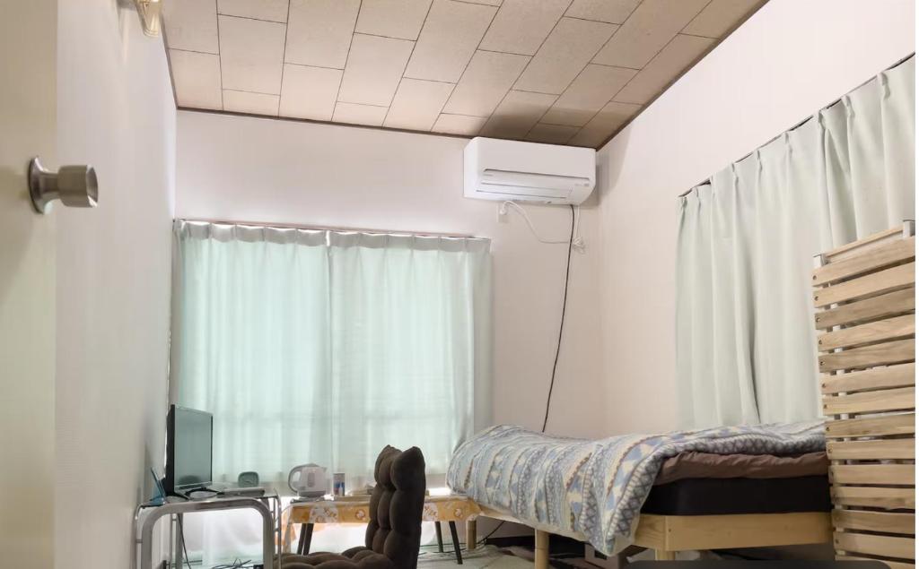 Ένα ή περισσότερα κρεβάτια σε δωμάτιο στο Shinjuku,Akihabara convenient Room201 Men only