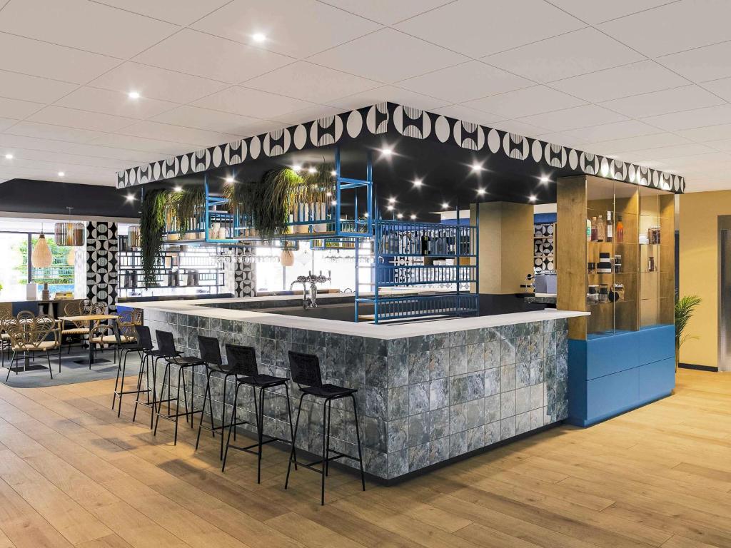 Khu vực lounge/bar tại Ibis Styles Miramas