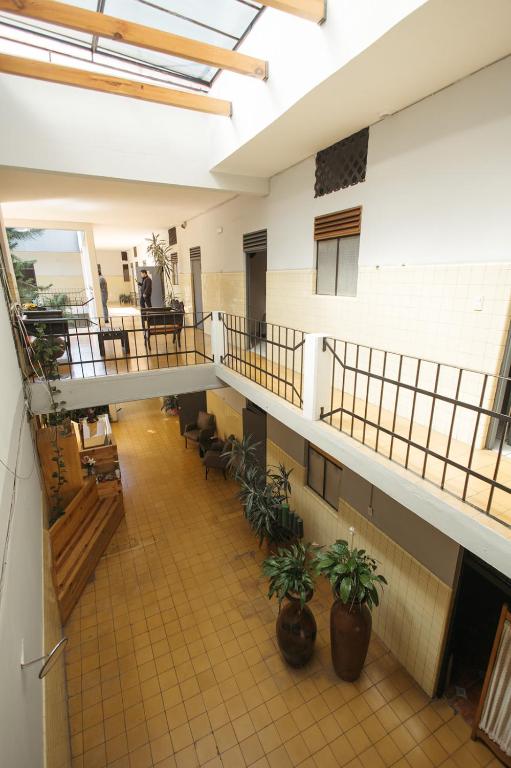 eine Draufsicht auf die Lobby eines Gebäudes in der Unterkunft Hotel Allende Morelia in Morelia