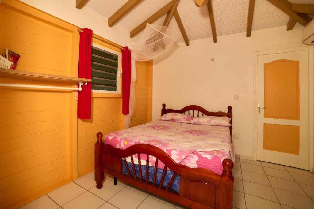 Postel nebo postele na pokoji v ubytování Pacifique un Bungalow charmant pour deux, entre mer et nature