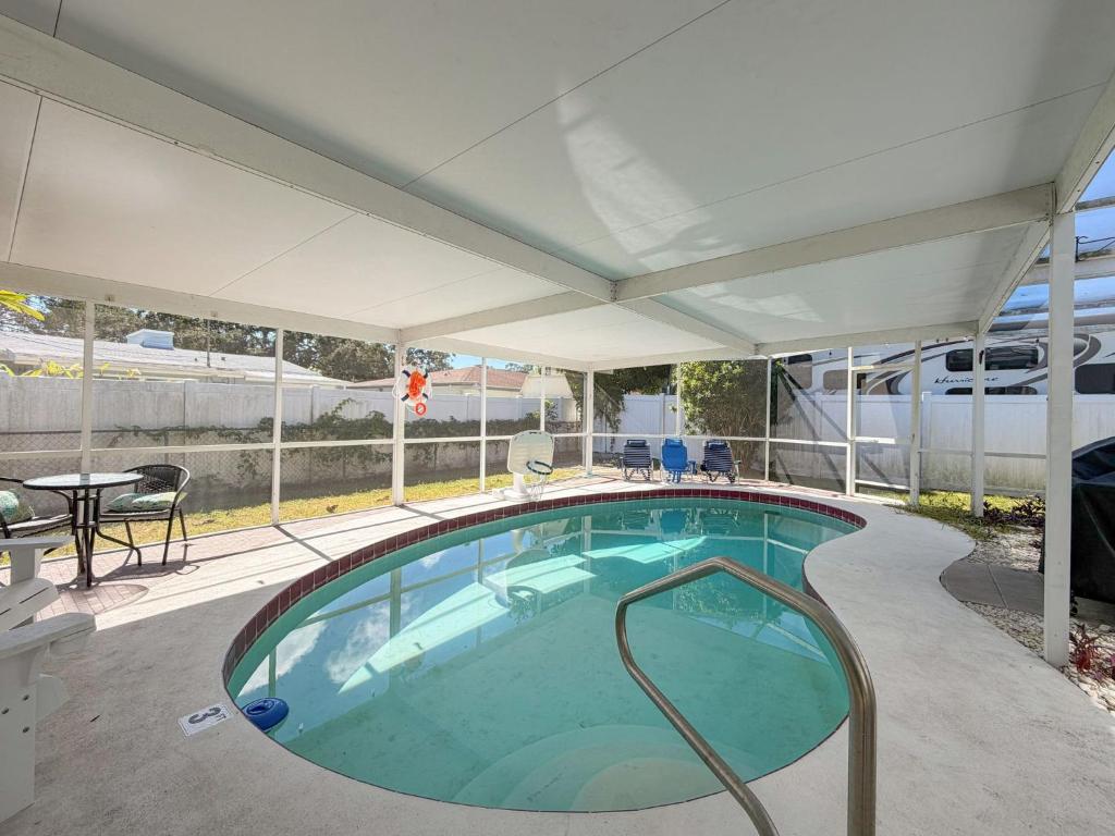 La pileta dentro o cerca de Largo Pool House and Firepit