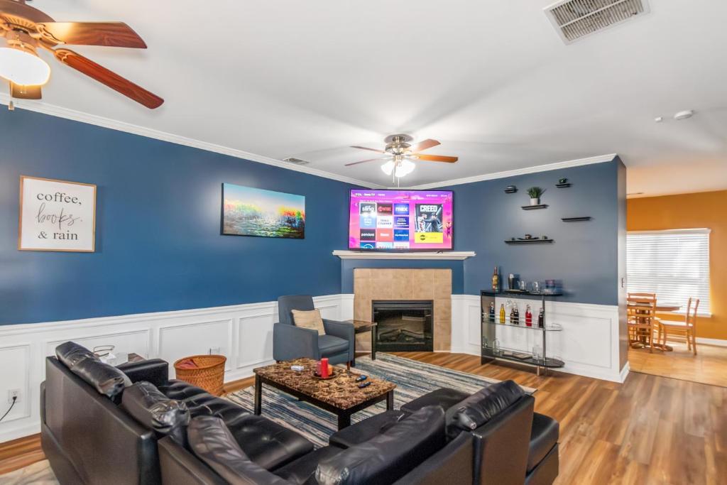 ein Wohnzimmer mit Couch und Kamin in der Unterkunft 4 - Bed home with Cali King Bed, 12 mins to DTWN in Atlanta