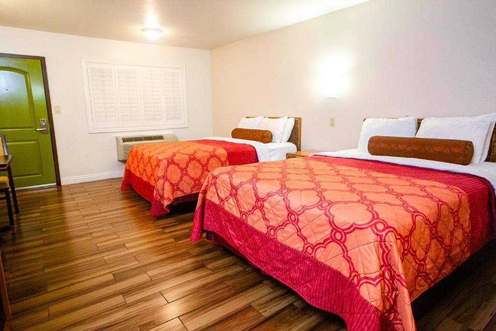 Tropic Lodge - 