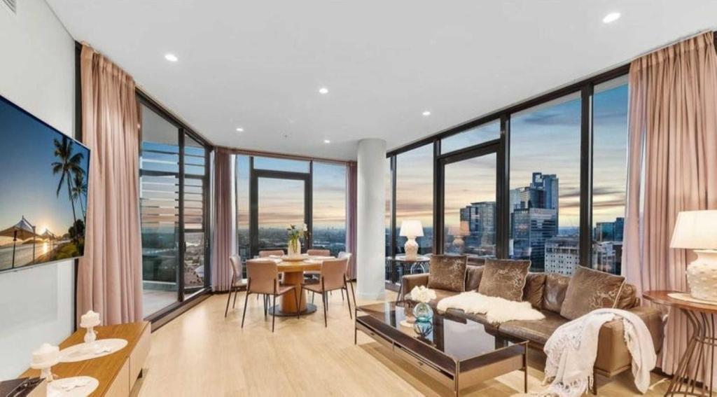 Χώρος καθιστικού στο Luxurious 3 Bedroom with Darling Harbour Views