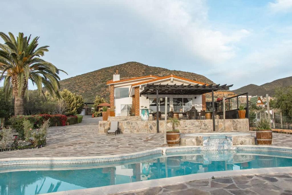 un complexe hôtelier avec piscine et maison dans l'établissement Villa De La Rosa at Valle de Gpe Pool BBQ & AC, à San Pablo
