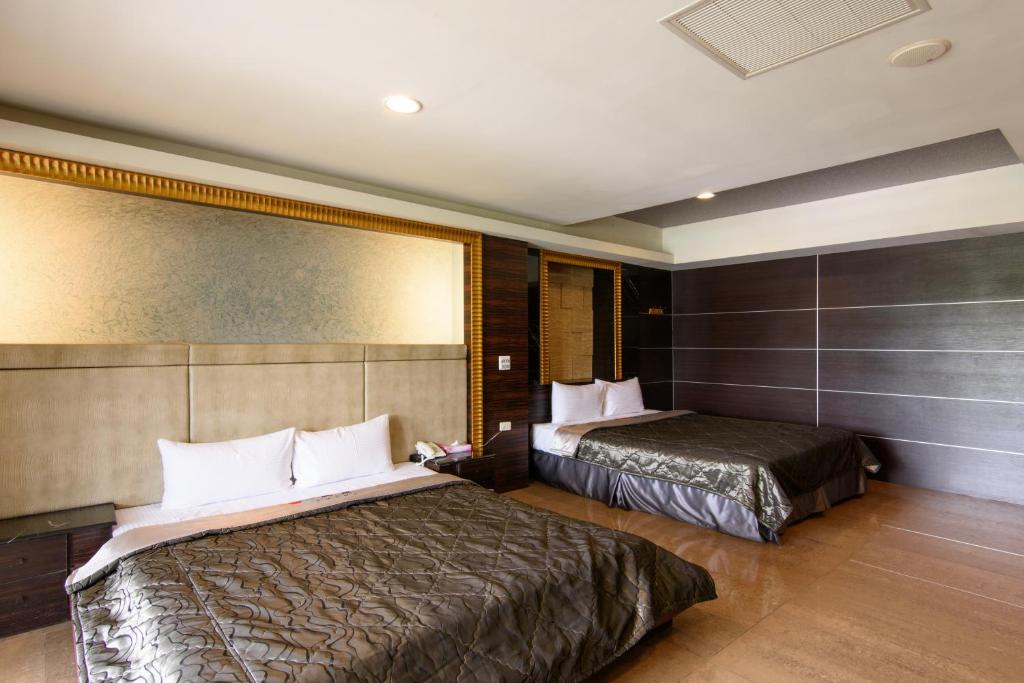 เตียงในห้องที่ Harbor Elite Hotel