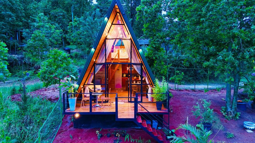 una pequeña casa en el árbol en medio de un bosque en Eco Cabana Bellwood Kandy, en Nikawatawana