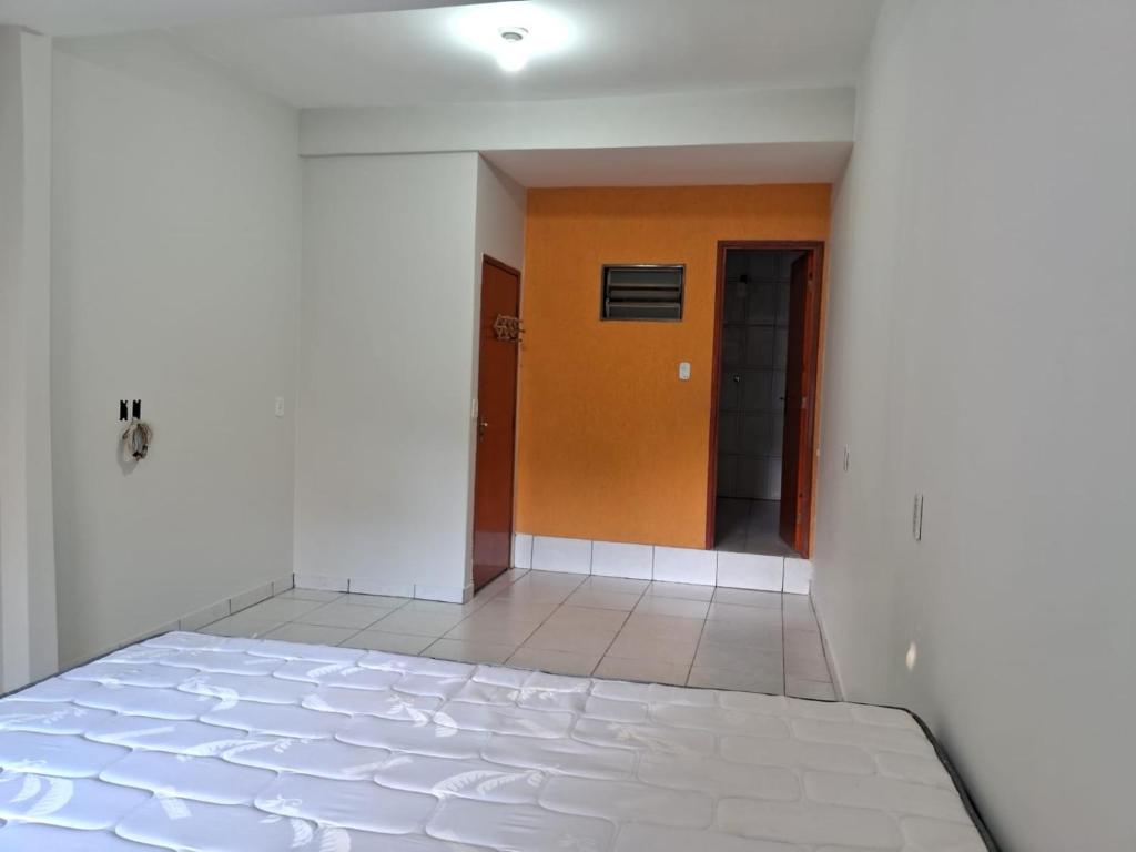 ein leeres Zimmer mit Flur mit Tür in der Unterkunft Casa da Porteira in Caldas Novas