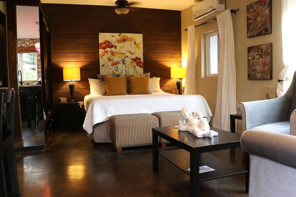 une chambre avec un lit, une table et un canapé dans l'établissement Suite Romantica Valle AC WiFi Alberca y Asador, à San Pablo