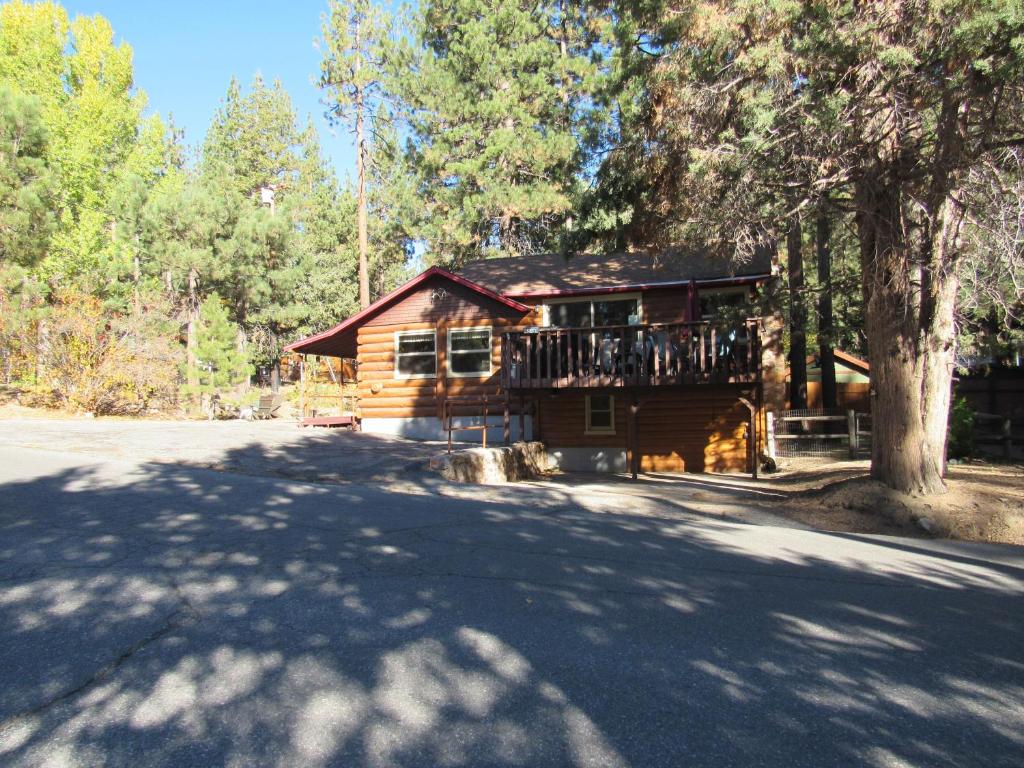 eine Blockhütte mit einem Balkon und einem Baum in der Unterkunft BristleCone II in Big Bear Lake