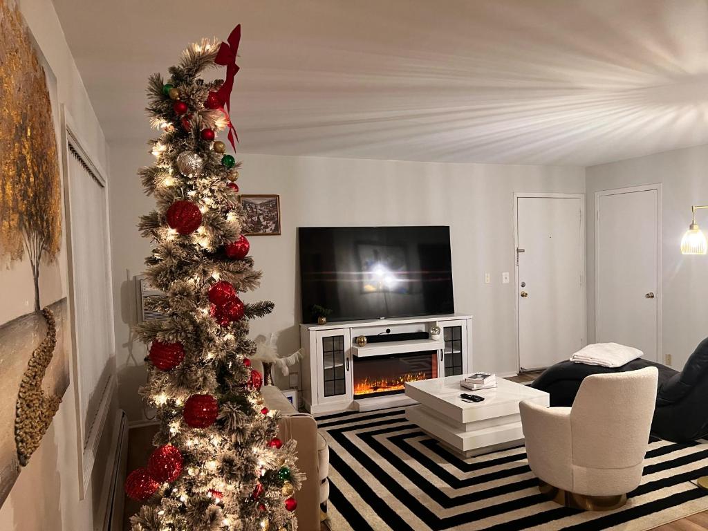 TV a/nebo společenská místnost v ubytování Modern 1BR Porchlight retreat