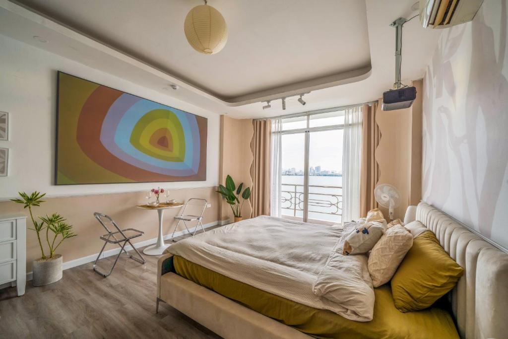 Una cama o camas en una habitación de Aimee House Vũ Miên