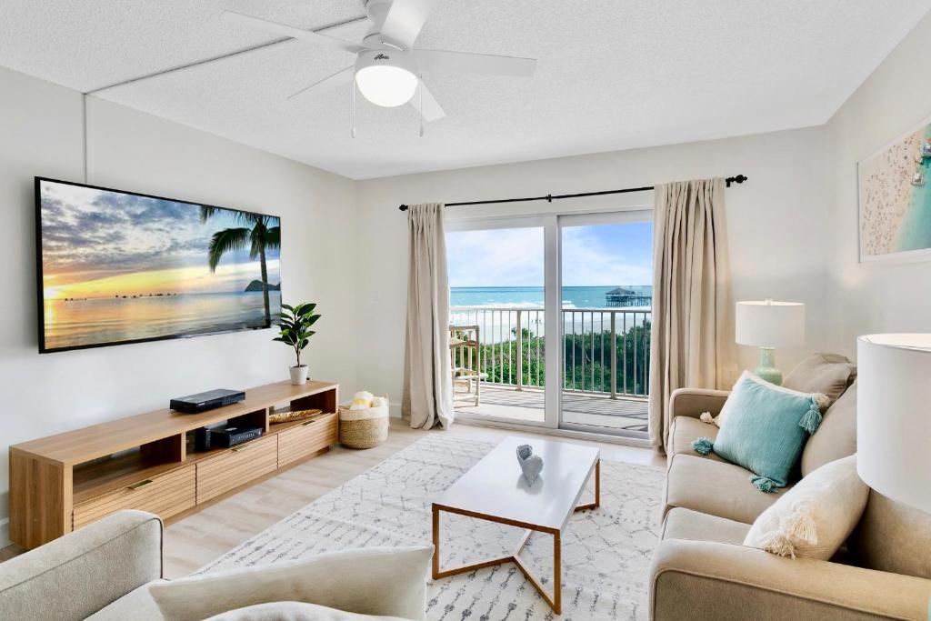 TV a/nebo společenská místnost v ubytování Cocoa Beach Towers