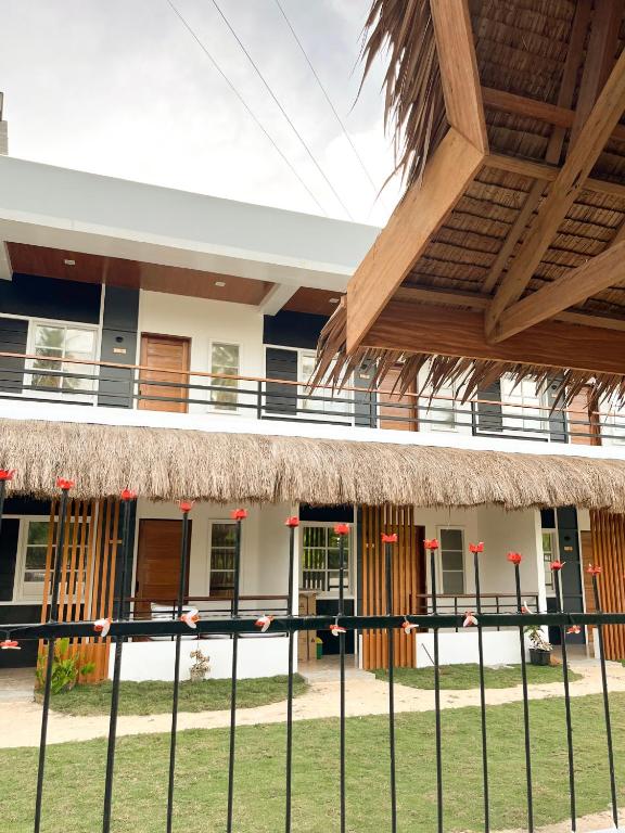 un bâtiment avec une clôture devant lui dans l'établissement Zande Point Apartments, à General Luna