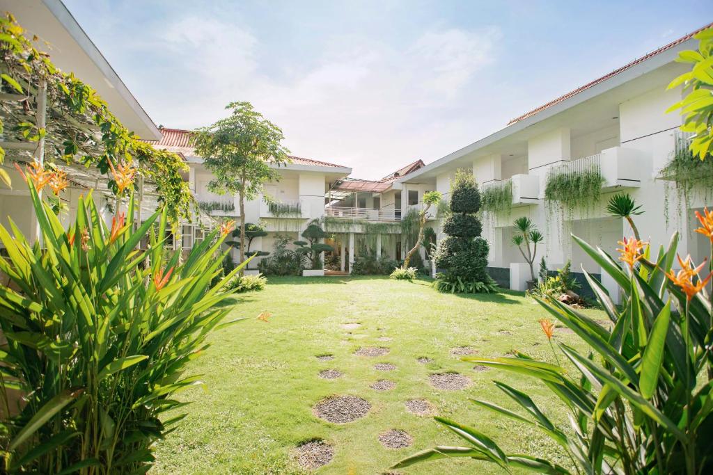 un patio de un edificio con patio en LPP Convention Hotel Demangan, en Yogyakarta
