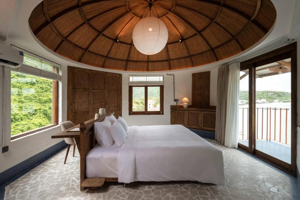 Postel nebo postele na pokoji v ubytování Paradise Retreat Hon Son