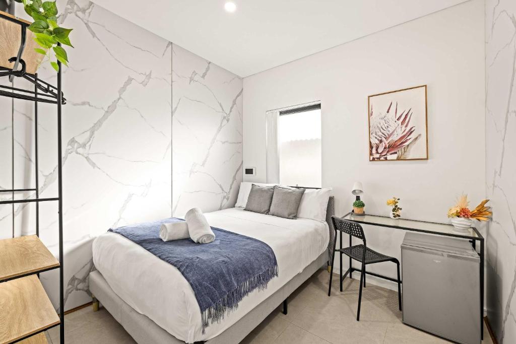 Ένα ή περισσότερα κρεβάτια σε δωμάτιο στο Charming Guildford Retreat - Bright Double Room Close to Green Spaces & Local Eats - Shared Bathroom