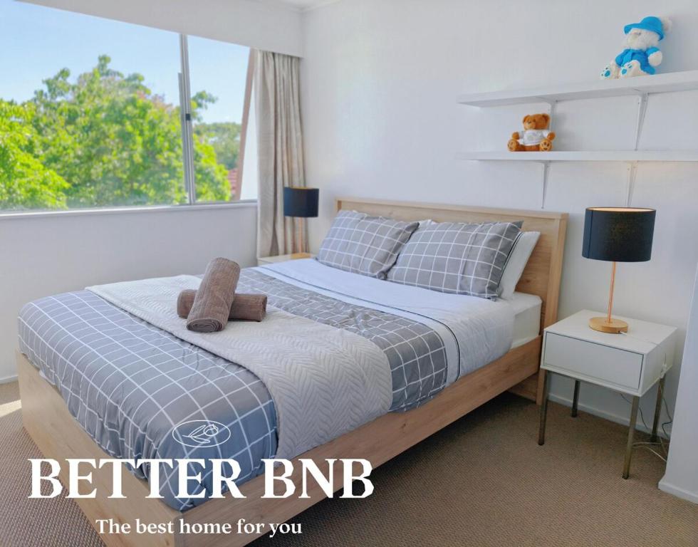 ein Schlafzimmer mit einem Bett und einem Fenster in der Unterkunft Comfortable Stay for six and Perfect for Families in Lower Hutt