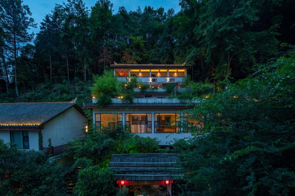 ein großes Haus mit Lichtern darüber in der Unterkunft Snowy&Sunny Resort Phoenix City Hunan in Fenghuang