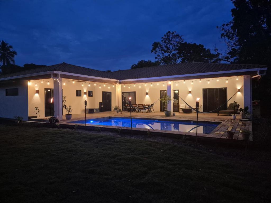 普拉亚科罗纳多Brisas beach house, coronado的晚上有游泳池的房子