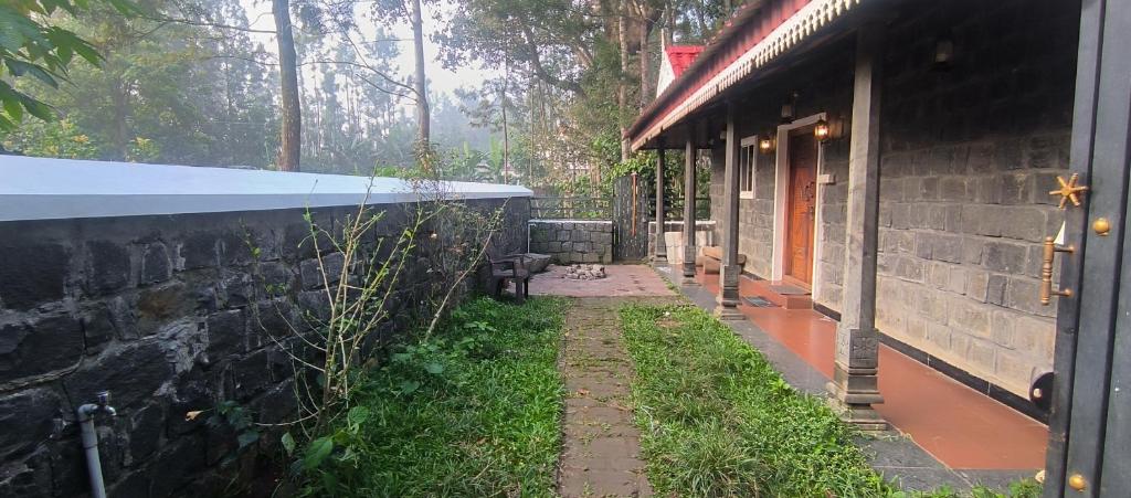 Κήπος έξω από το DayNight Residency by Bodhi Hideouts