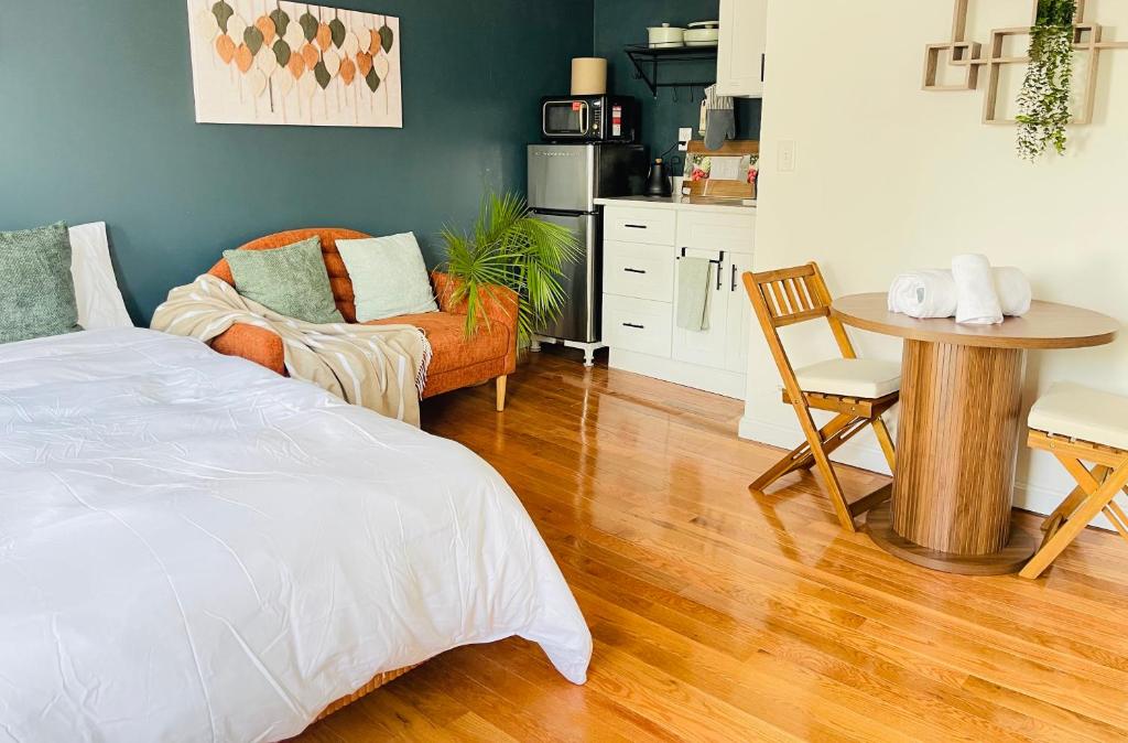 een slaapkamer met een bed, een tafel en een stoel bij Steps to Kendall, MIT, Green Line in Cambridge