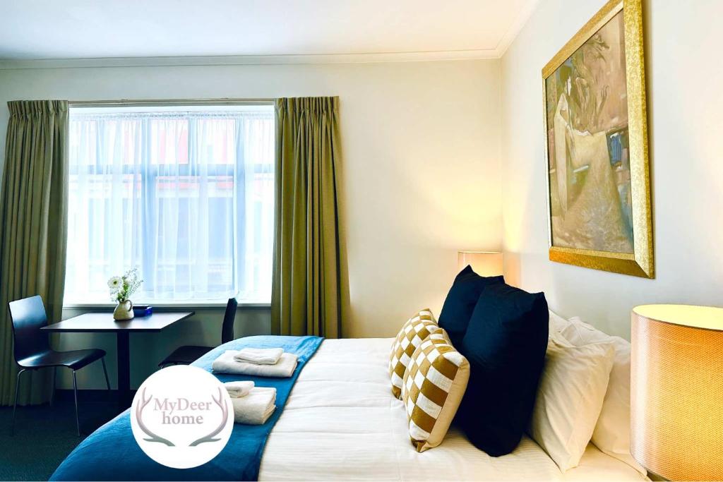 Postel nebo postele na pokoji v ubytování Charming Studio - Adelaide CBD - WiFi - King bed