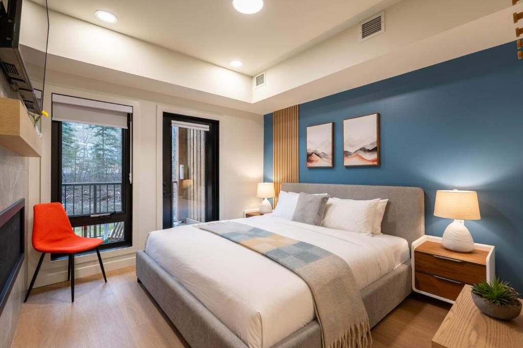een slaapkamer met een groot bed en een raam bij Brand New Canmore Studio - Cozy Mountain Getaway in Canmore
