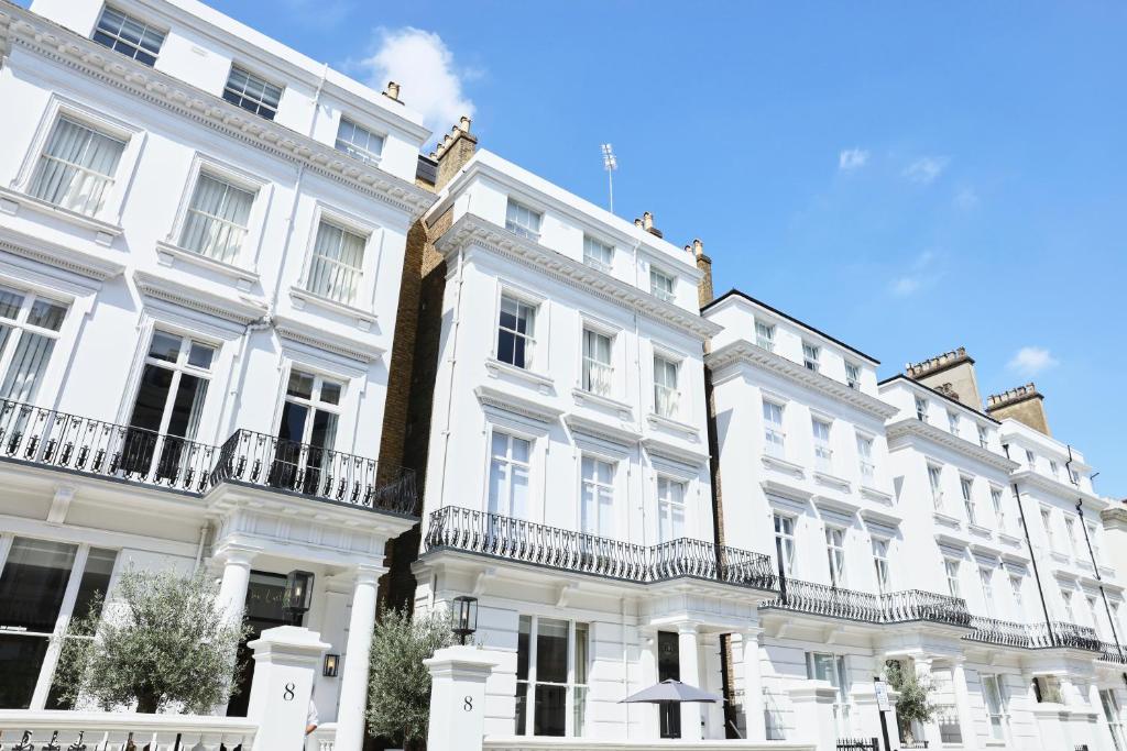 duży biały budynek z oknami i balkonami w obiekcie The Laslett w Londynie