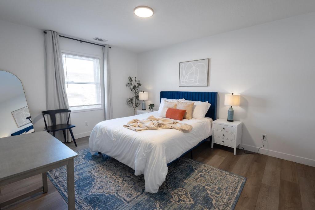 Postel nebo postele na pokoji v ubytování Chic & Cozy Condo in Manhattan with Free Parking & WiFi