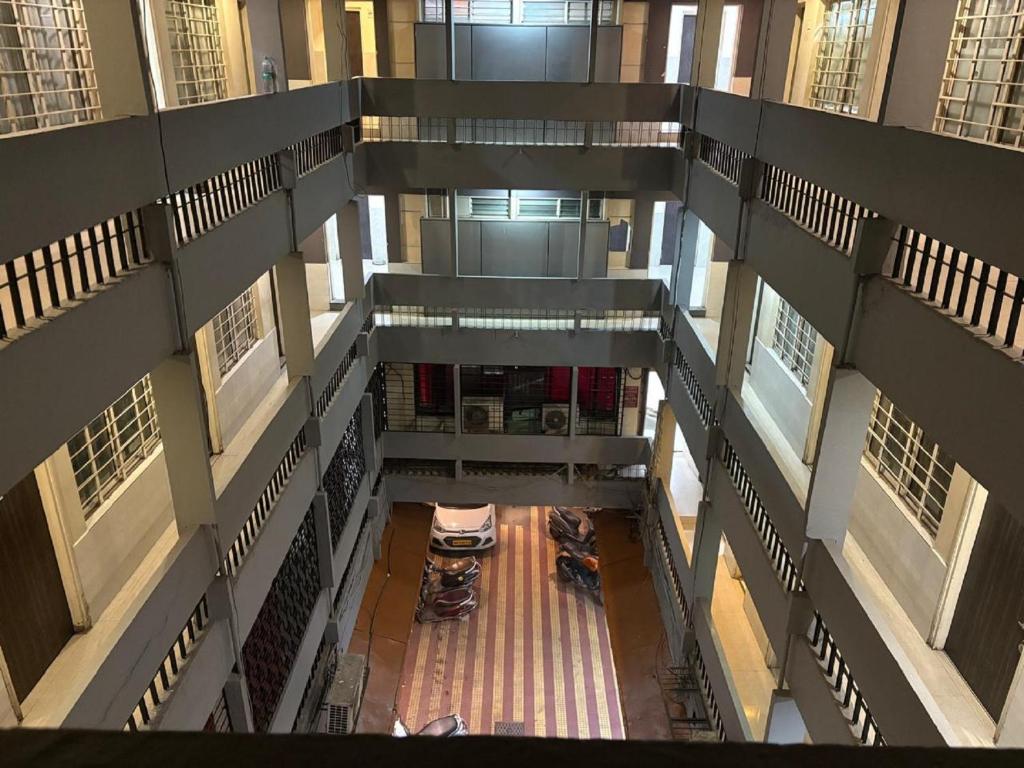 uma vista superior de um grande edifício com uma escada em Hotel Radhika Pune em Pune