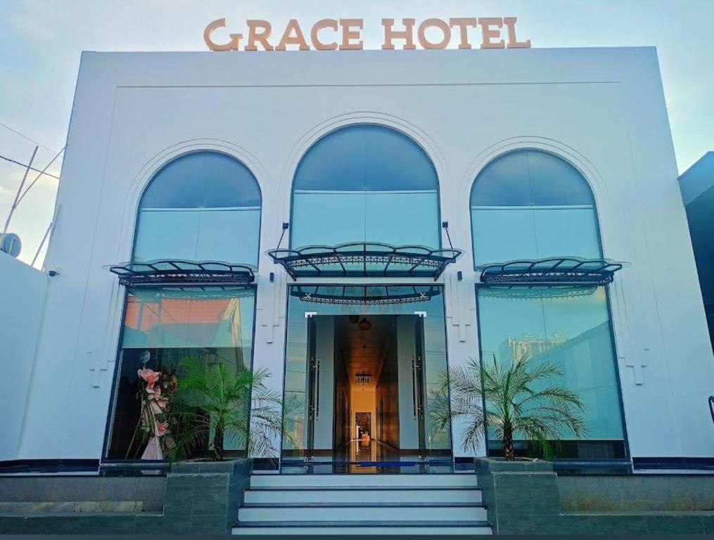Mặt tiền/cổng chính của Khách sạn grace hotel dakmil