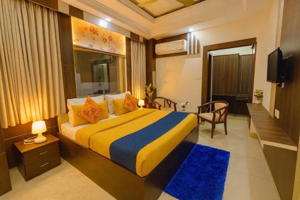 Una cama o camas en una habitación de Sitara Premium The Ramawati, Haridwar