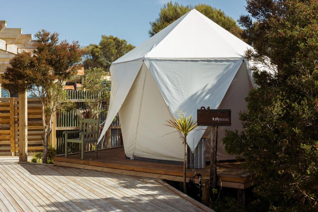 Το κτήριο όπου στεγάζεται  το οργανωμένο κάμπινγκ