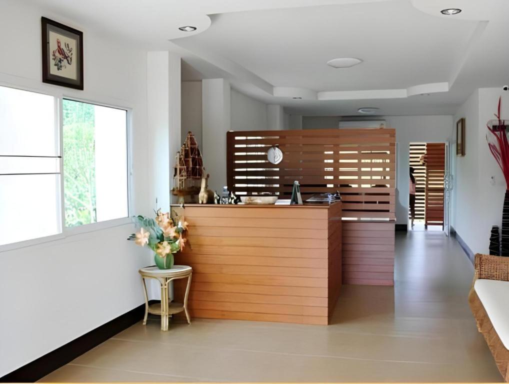 eine Küche mit einer Holztheke in einem Zimmer in der Unterkunft Sukthavorn Residence in Ban Pa Tung (7)