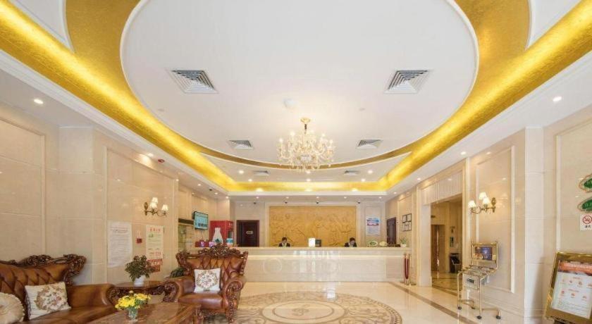 a large lobby with a large ceiling with a chandelier at Vienna Shanghai Chongming Changxing Island in Dongxing