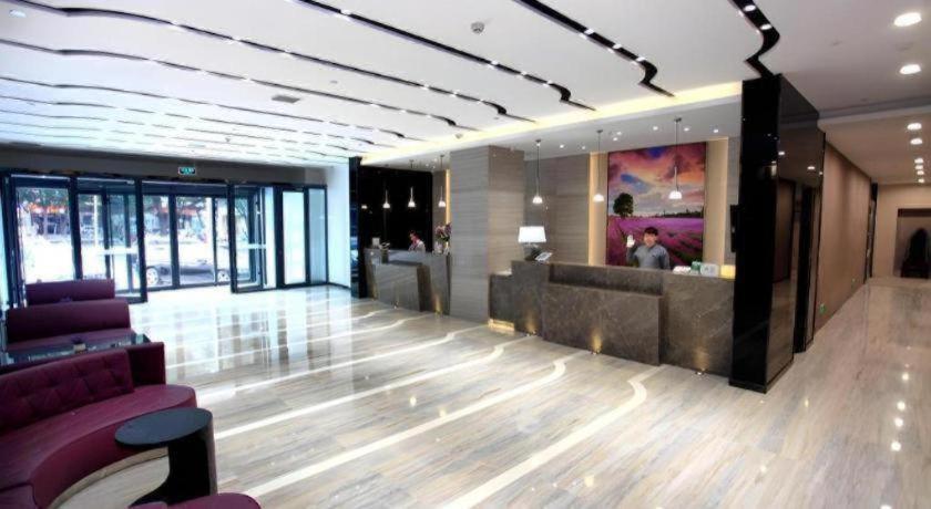 a lobby with a purple couch and a salon at Lavande Hotels Changzhi City God Temple in Changzhi