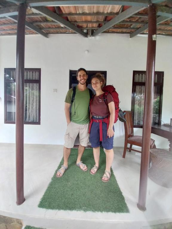 un homme et une femme posant une photo dans une pièce dans l'établissement Munroe Heritage Inn, à Munroe Island