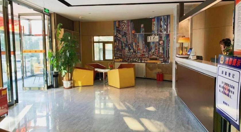 eine Lobby eines Fast-Food-Restaurants mit einer Theke in der Unterkunft IU Hotel·Tianjin Binhai New District Yanghuo Market in Binhai