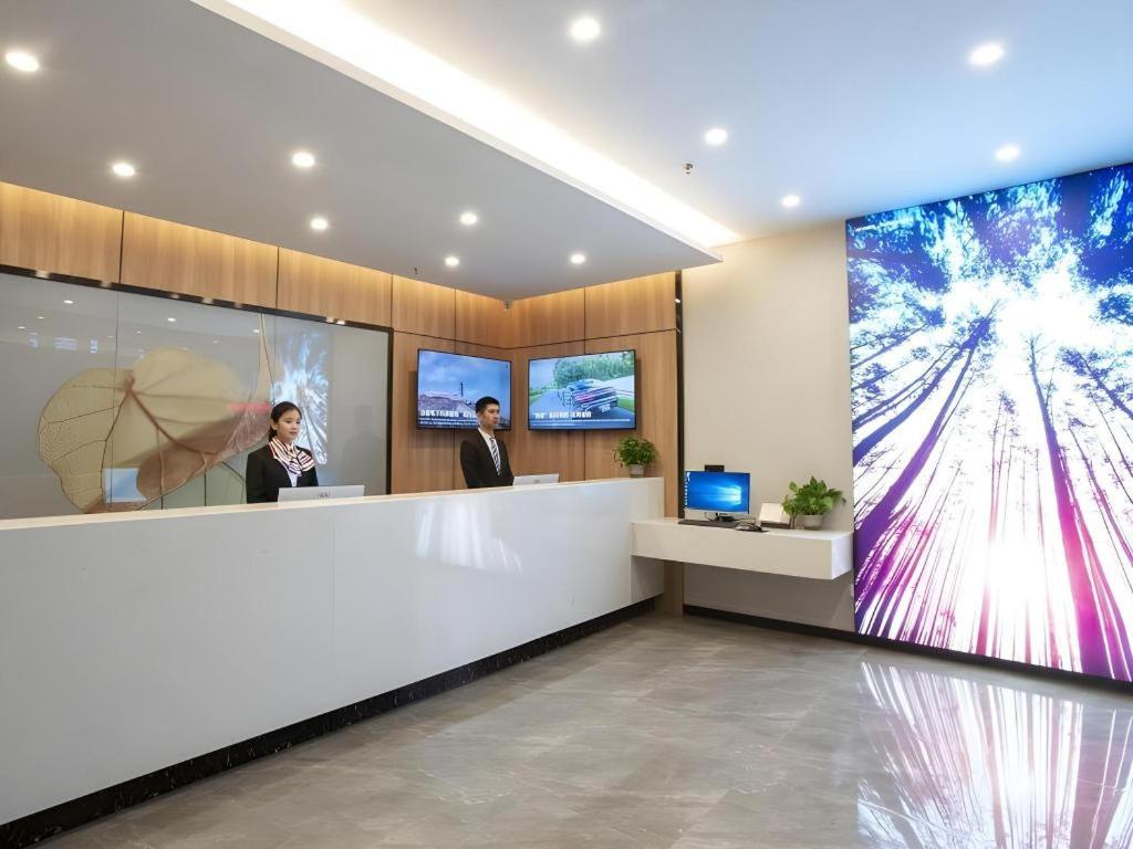 TV a/nebo společenská místnost v ubytování GreenTree Inn Express Shandong Zaozhuang Shizhong District Huashan Road Ginza