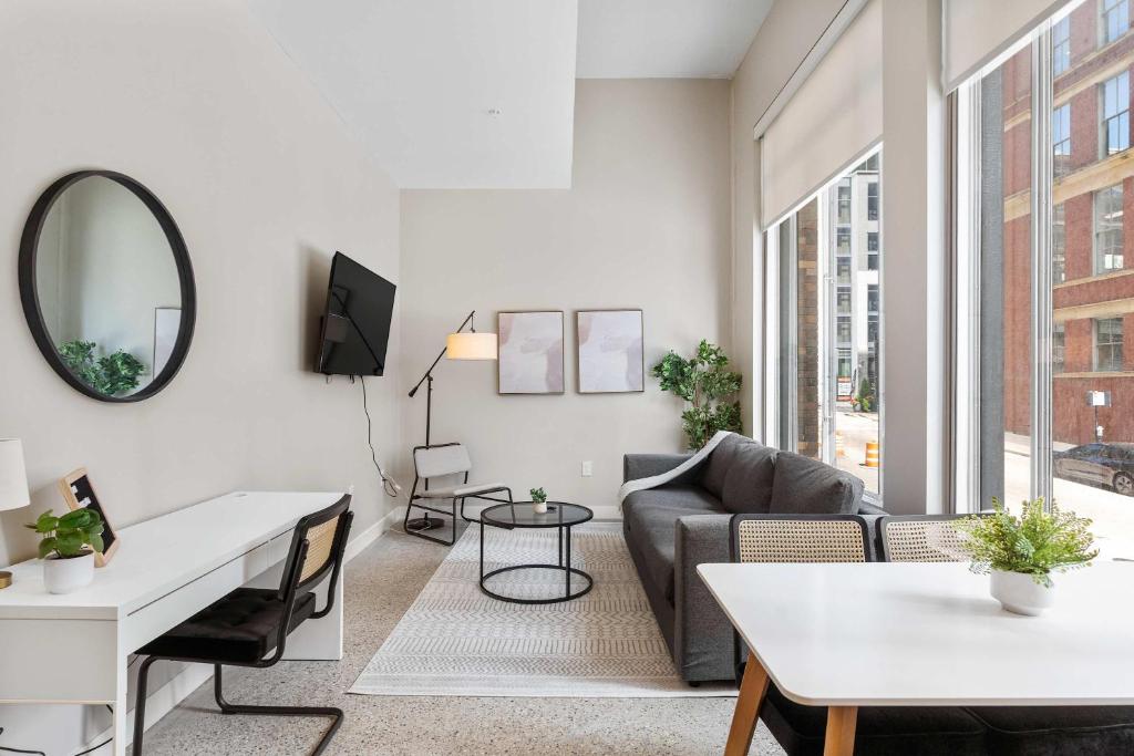 Μια τηλεόραση ή/και κέντρο ψυχαγωγίας στο TWO Spacious CozySuites OTR Downtown #21