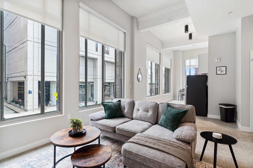 Χώρος καθιστικού στο TWO Spacious CozySuites OTR Downtown #22
