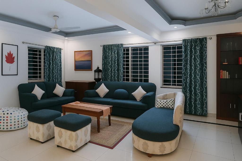un salon avec un canapé, une table et des chaises dans l'établissement Entire Home in Pune City Near Airport India 3BHK, à Jāmb