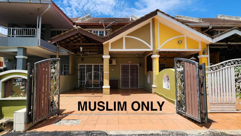 Το κτήριο όπου στεγάζεται  η παραθεριστική κατοικία