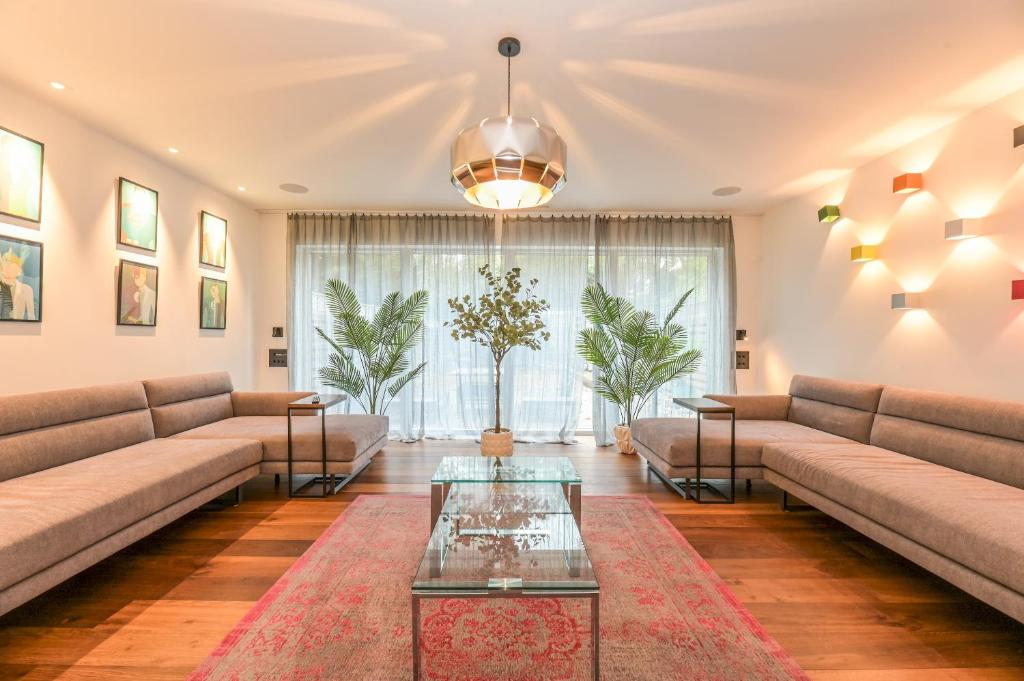 Posezení v ubytování Architect-Designed Luxury Retreat 3BR Chessington - Pass the Keys