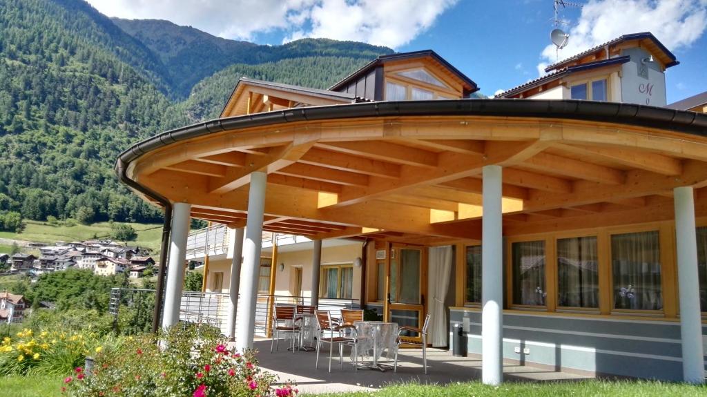 Nespecifikovaný výhled na hory nebo výhled na hory při pohledu z aparthotelu
