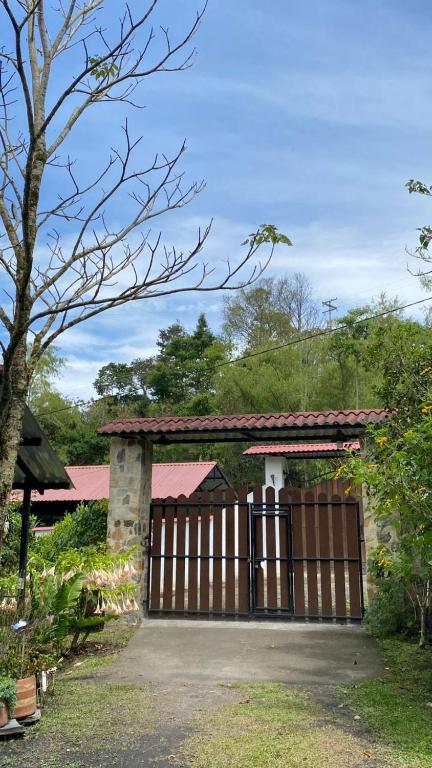 une porte menant à une maison avec garage dans l'établissement Casa campestre Finca Renacer, à San Francisco